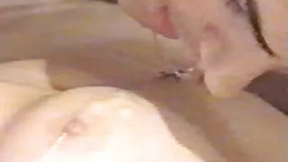 Fingering Wifes Pussy deutsche pornofilme kostenfrei während sie im Bett