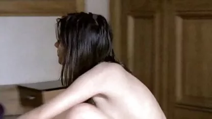 Versaute Blondine in Latexausrüstung fickt mit einem Spielzeug deutsche pornofilme ansehen im Bett